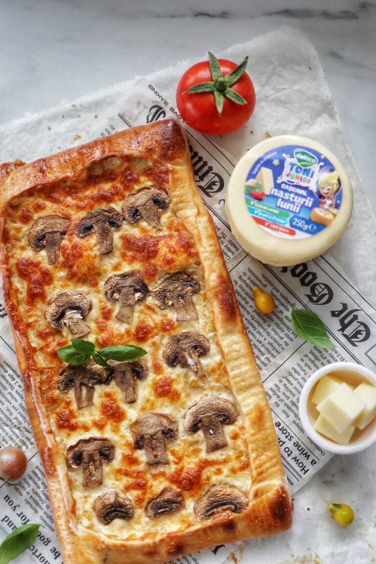 Tartă coaptă cu ciuperci și cașcaval Delaco Junior, servită pentru copii