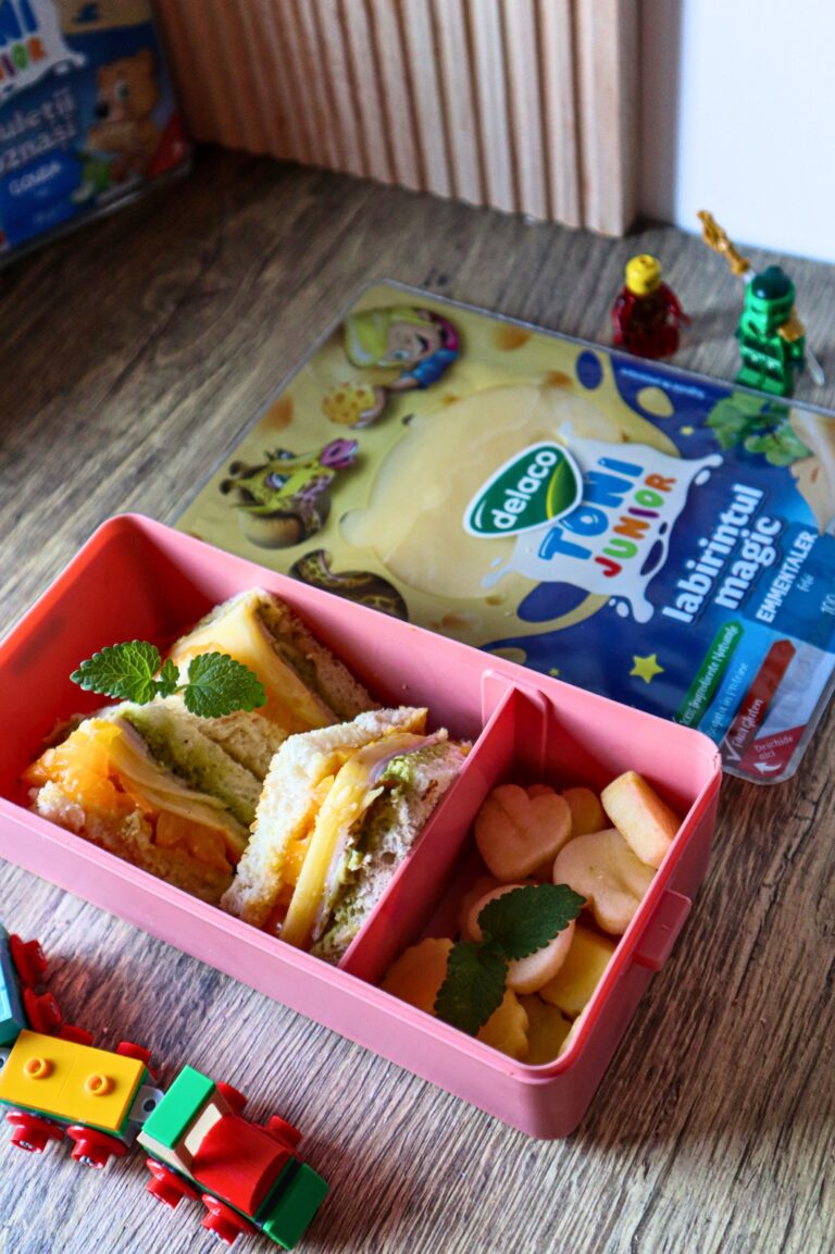 Sandwich cald triunghi cu emmentaler Delaco Junior și șuncă, gata de pus în caserola de școală