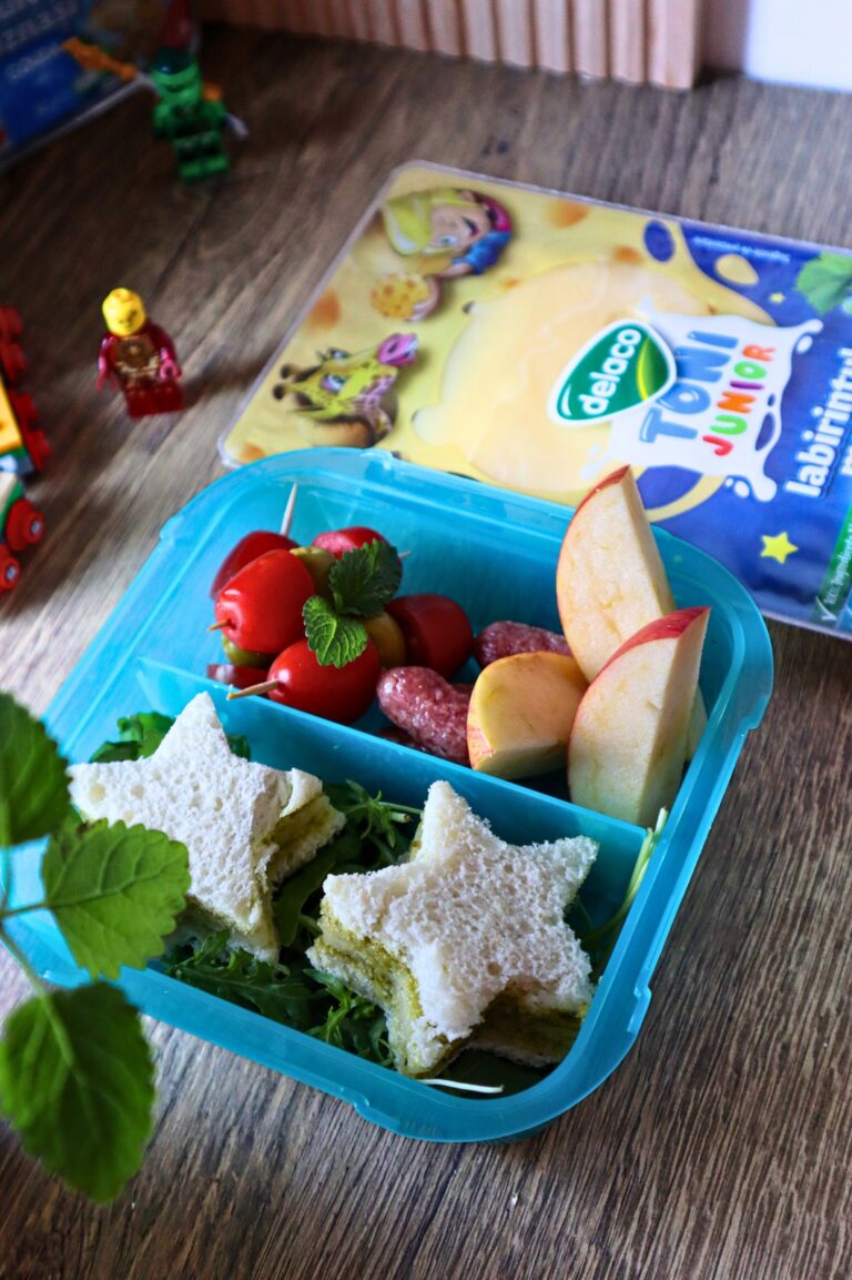 Sandwich Steluță cu emmentaler Labirintul Magic, pregătit pentru pachețelul de școală