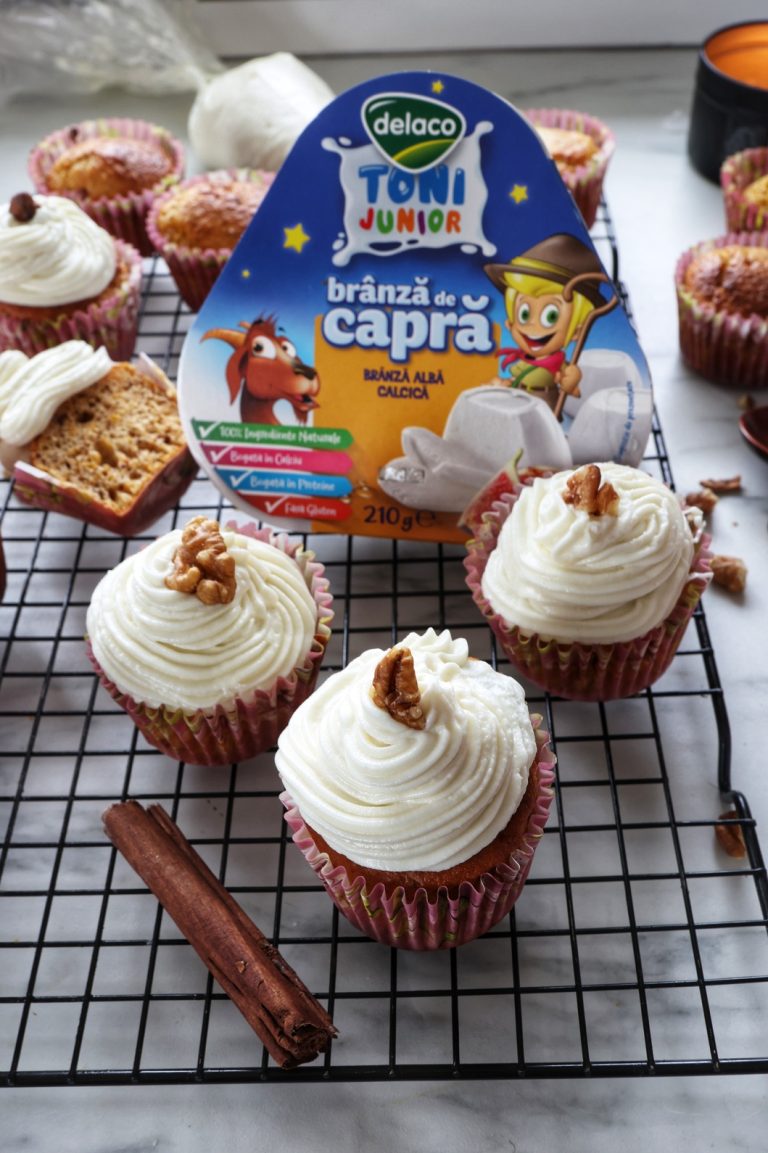 Brioșe pufoase cu dovleac decorate cu cremă de brânză de capră Delaco Junior