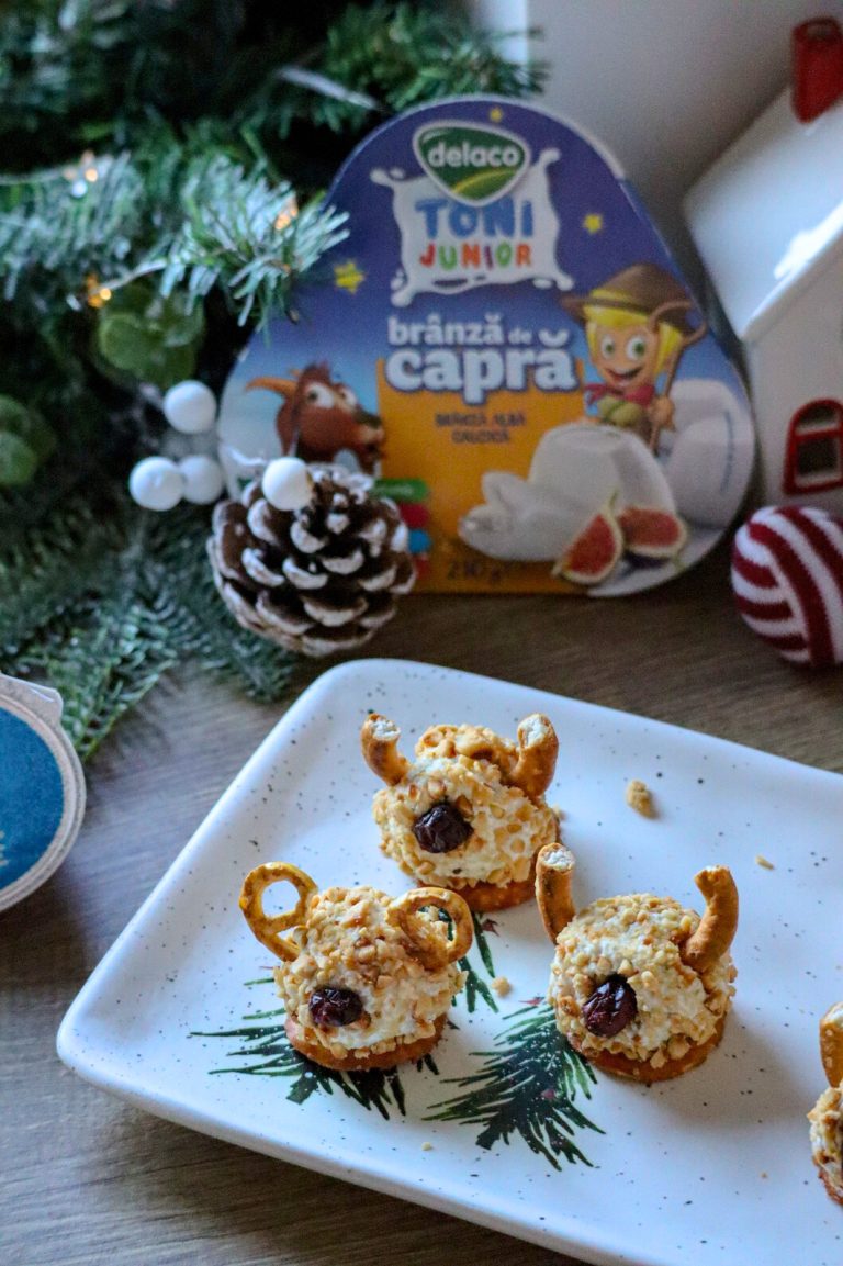 Aperitive festive pentru copii în formă de reni, din brânză de capră, decorate pentru Crăciun