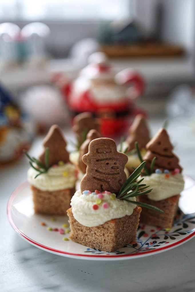 prăjitură de Crăciun pentru copii cu blat de turtă dulce și cremă fină