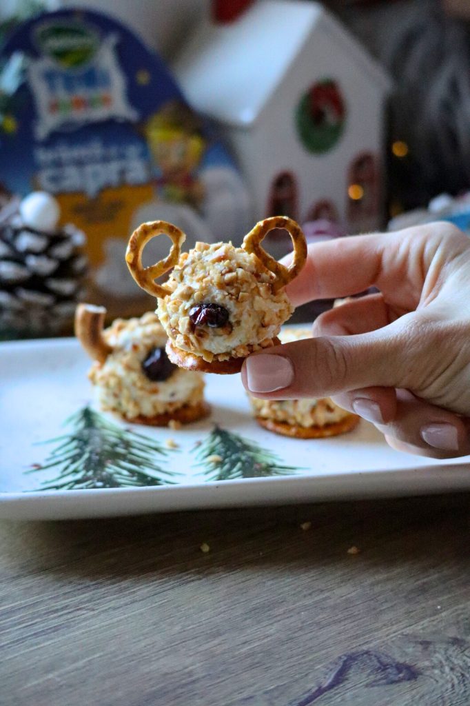 Aperitive de Crăciun pentru copii, reni din brânză de capră cu biscuiți sărați și merișoare