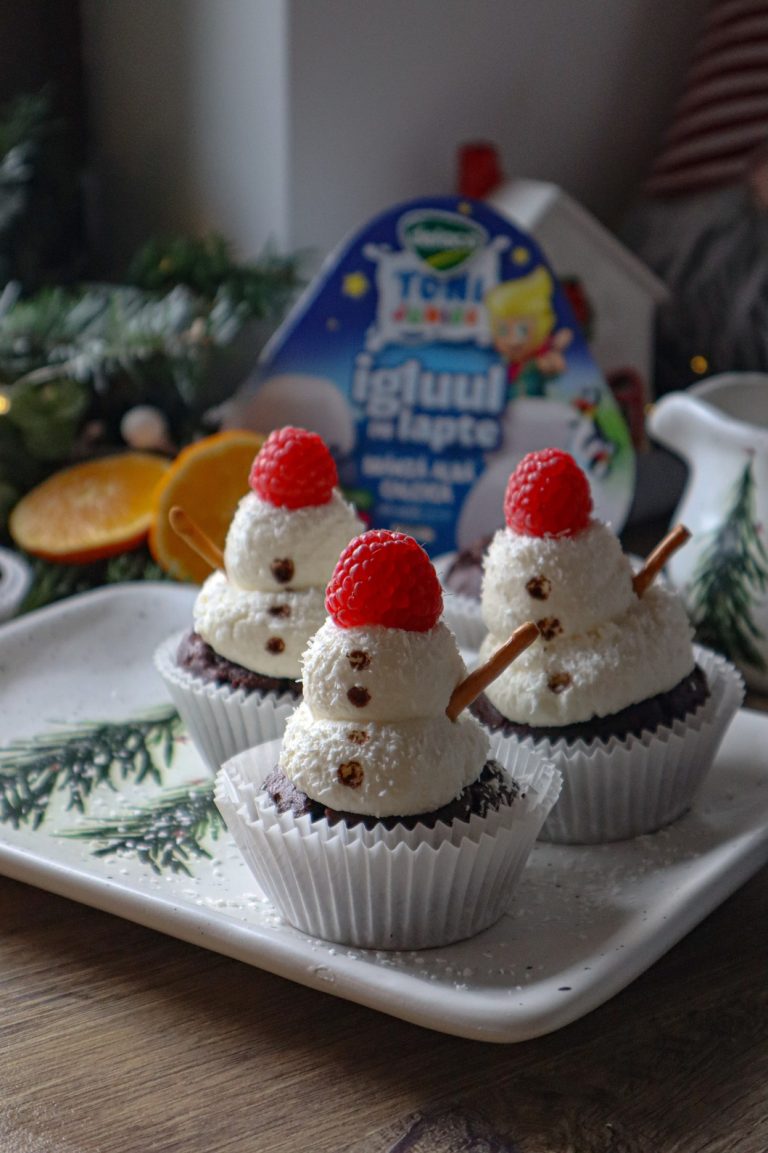 Brioșe pentru copii în formă de om de zăpadă, decorate cu cremă din brânză calcică Igluul de lapte
