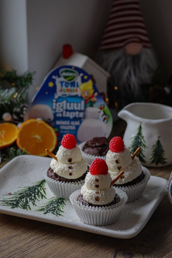 Brioșe pentru copii decorate sub formă de om de zăpadă, cu cremă de brânză și zmeură