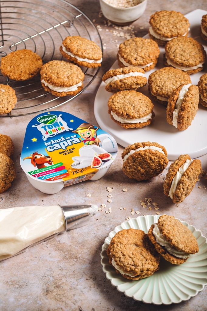 Biscuiți de ovăz cu cremă din brânză de capră Delaco Junior, tip sandviș, așezați pe farfurie