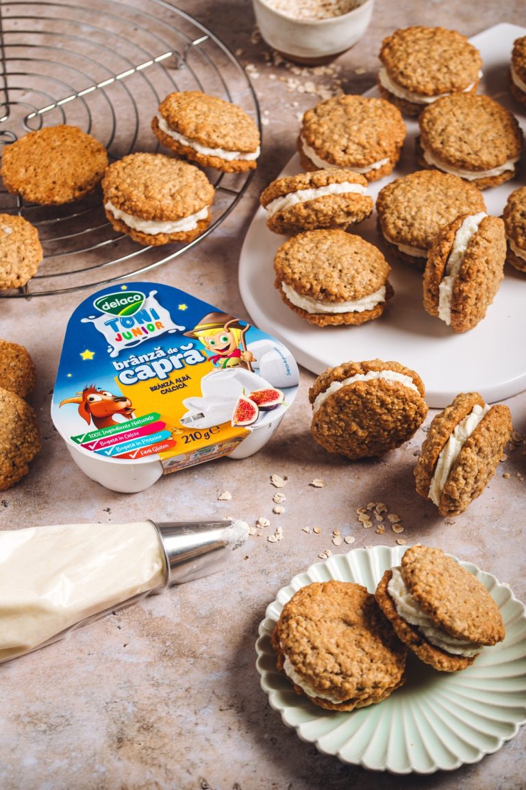 Biscuiți de ovăz cu cremă din brânză de capră Delaco Junior, tip sandviș, așezați pe farfurie