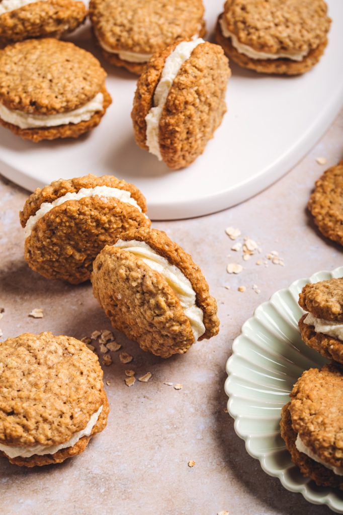 Detaliu biscuiți de ovăz pentru copii, cu cremă fină din brânză de capră între două foi crocante