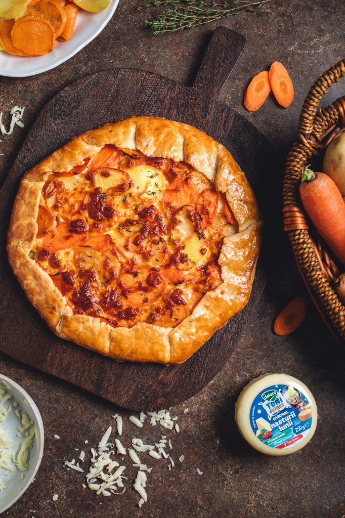 Ingrediente pentru tarta copiilor: rondele de cartof dulce, morcov și cașcaval Delaco Junior Nasturii Lunii.