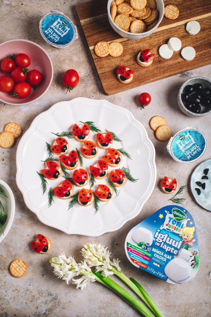 aperitive pentru copii în formă de buburuze din biscuiți și brânză calcică