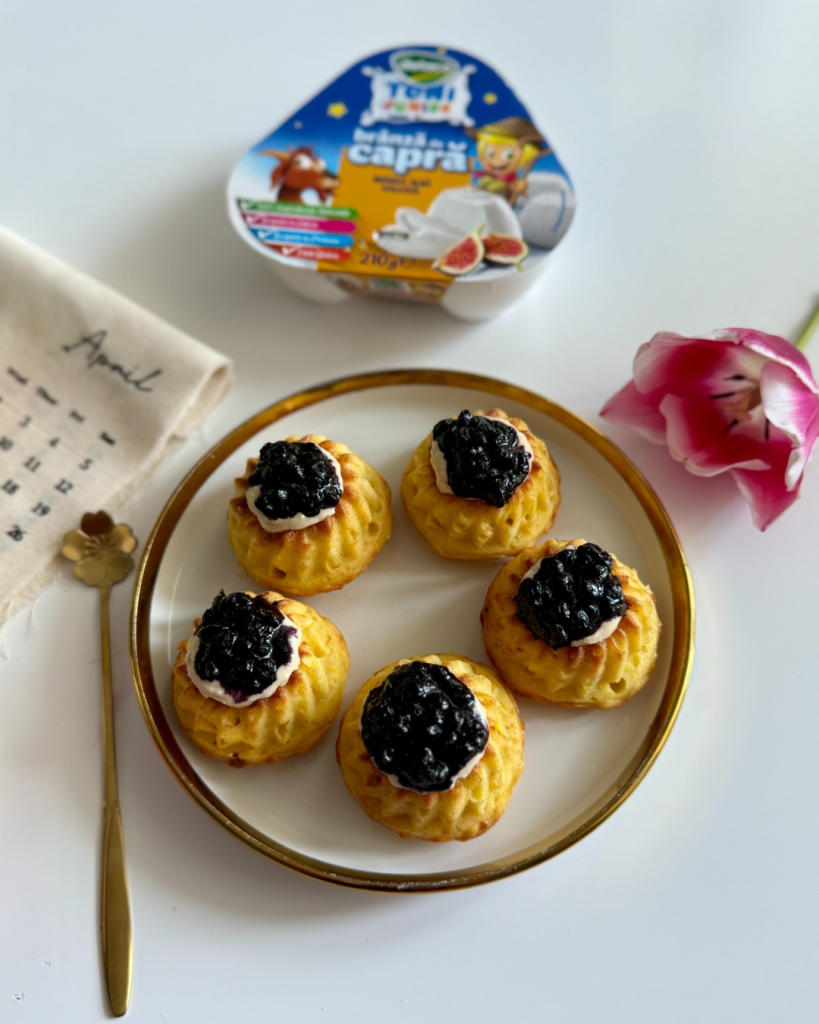 Mini papanași la cuptor cu brânză de capră Delaco Junior, pufoși, serviți cu gem de afine
