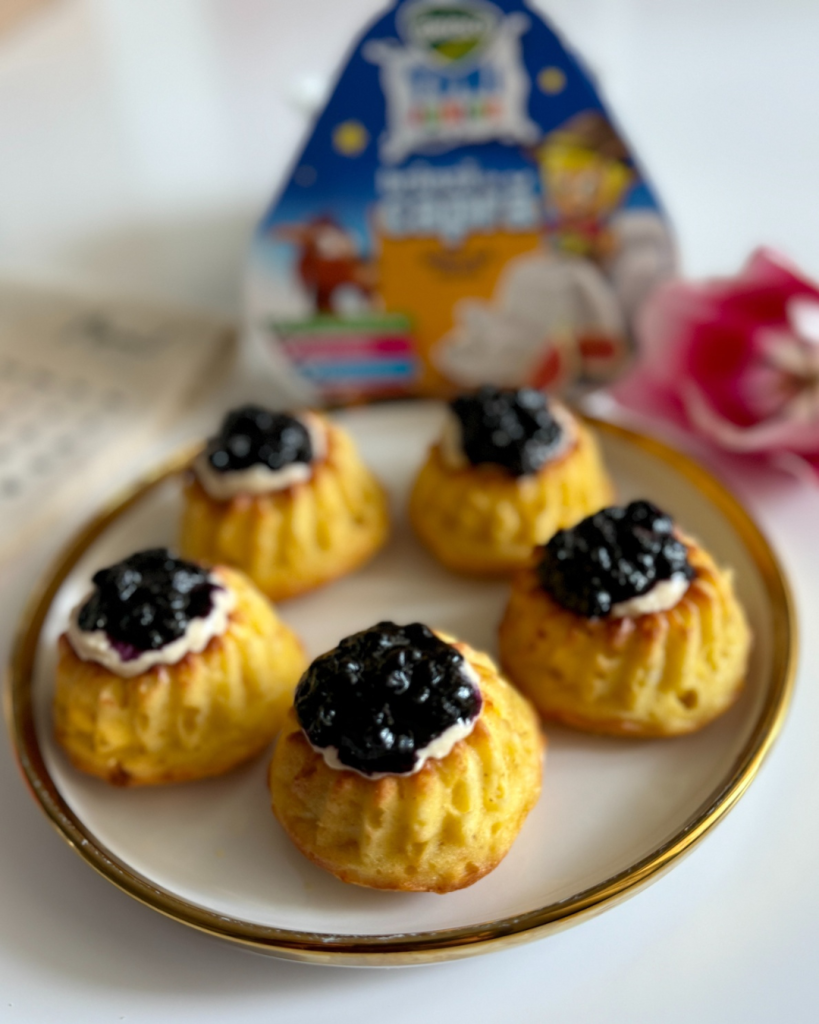 Mini papanași la cuptor cu brânză de capră Delaco Junior, pufoși, serviți cu gem de afine