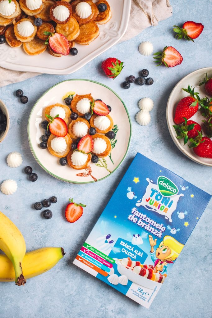 rețetă de mini pancakes cu banane cu topping de fructe și brânză calcică Delaco Junior