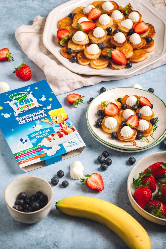 mini pancakes cu banane pentru copii, cu topping de fructe și brânză calcică Delaco Junior