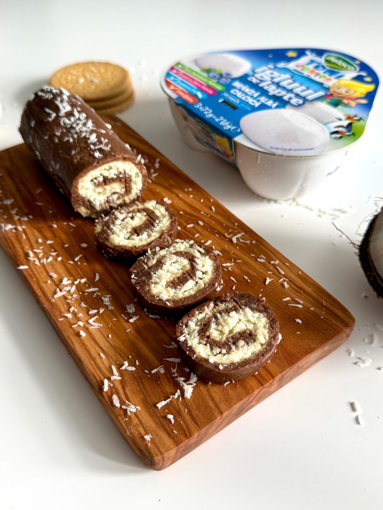 Ruladă de biscuiți cu cremă din brânză calcică Delaco Junior și cocos