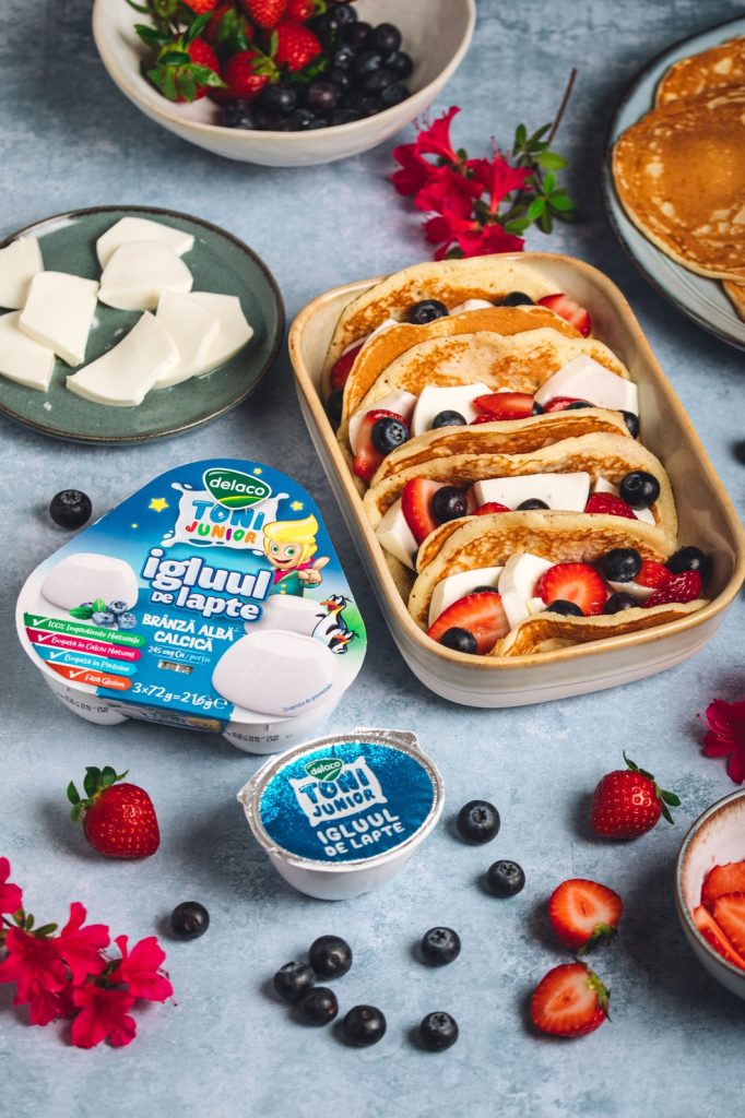 Clătite americane tip tacos umplute cu Brânză Calcică Delaco Junior și fructe proaspete de pădure.