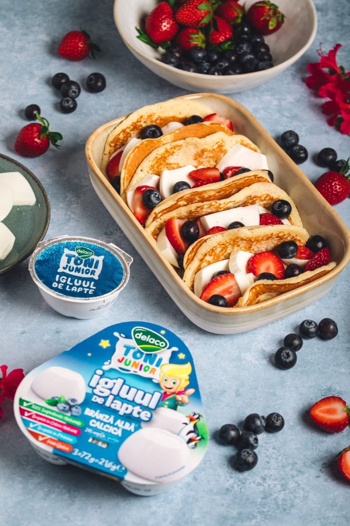 Pancake tacos cu căpșuni, afine și Brânză Calcică Igluul de lapte Delaco Junior, servite pentru micul dejun.
