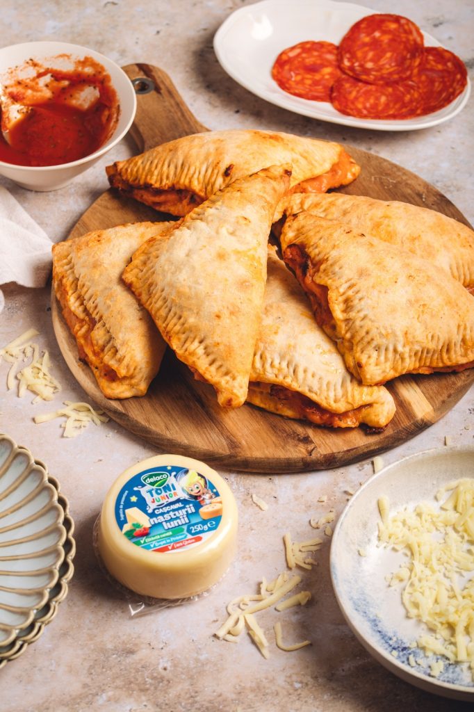 Pizza Pockets rumenite umplute cu Cașcaval Delaco Junior, sos de roșii și chorizo.