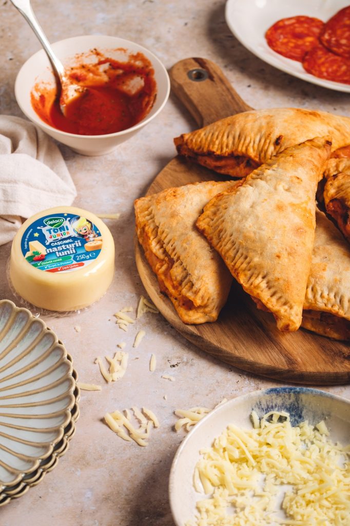 Rețetă de Pizza Pockets pentru copii cu Cașcaval Delaco Junior și sos de roșii