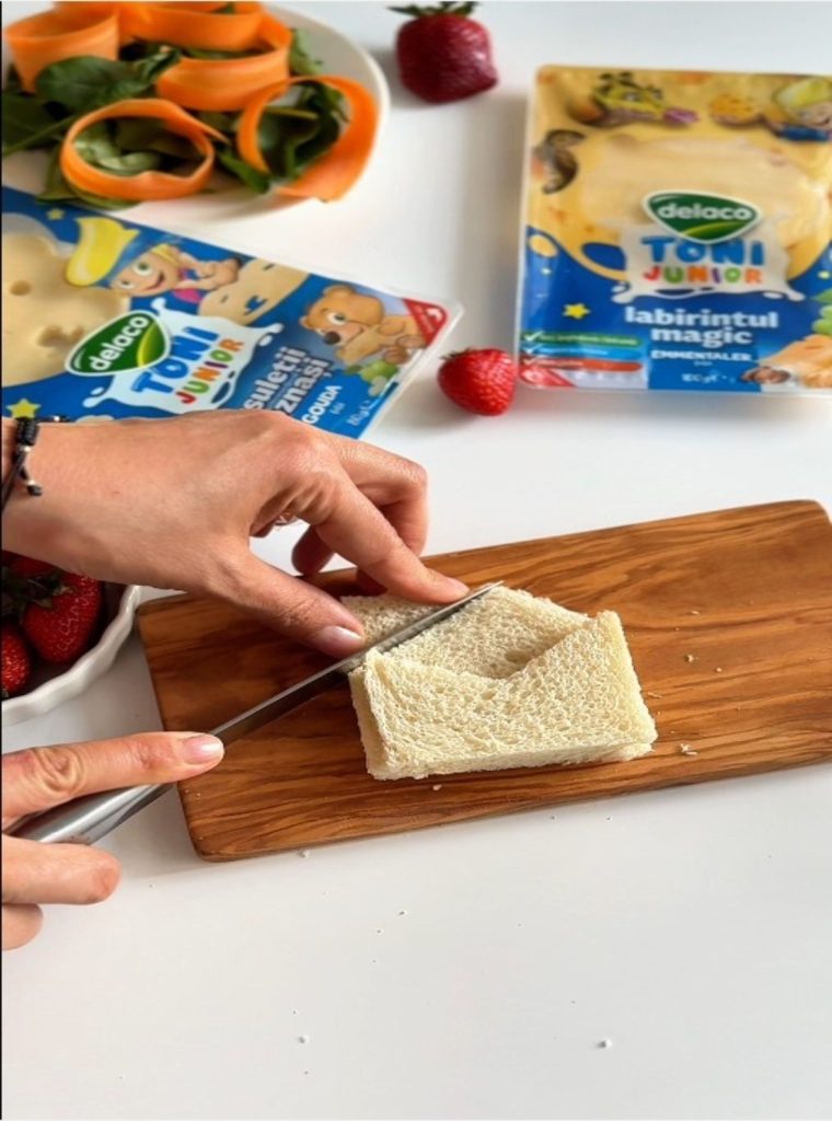 Idee de pachețel pentru școală cu sandviș în formă de plic și felii de gouda Delaco Junior