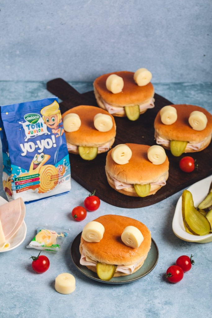 Burgeri pentru copii decorați cu Mozzarella Yo-Yo în formă de ochi de broscuță