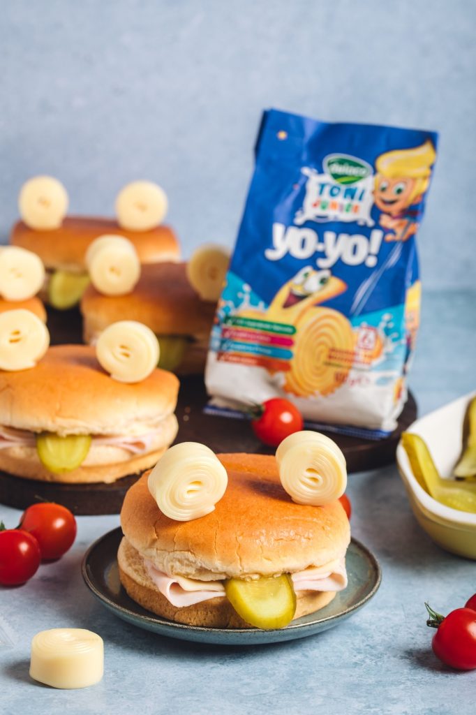 Burgeri pentru copii în formă de broscuțe cu Mozzarella Yo-Yo