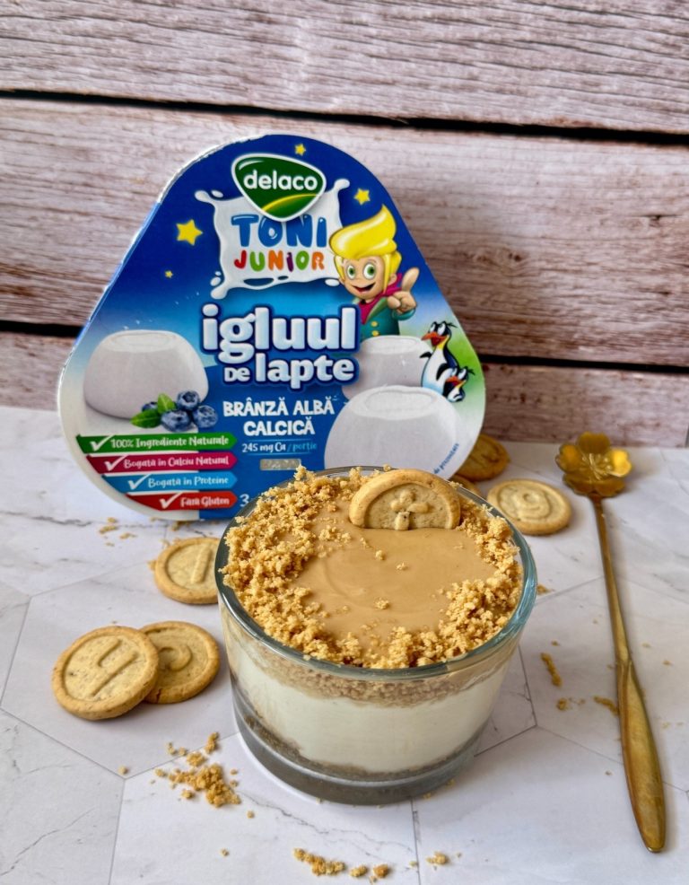 Cheesecake la pahar cu Brânză Calcică Delaco Junior și unt de arahide, decorat cu biscuiți