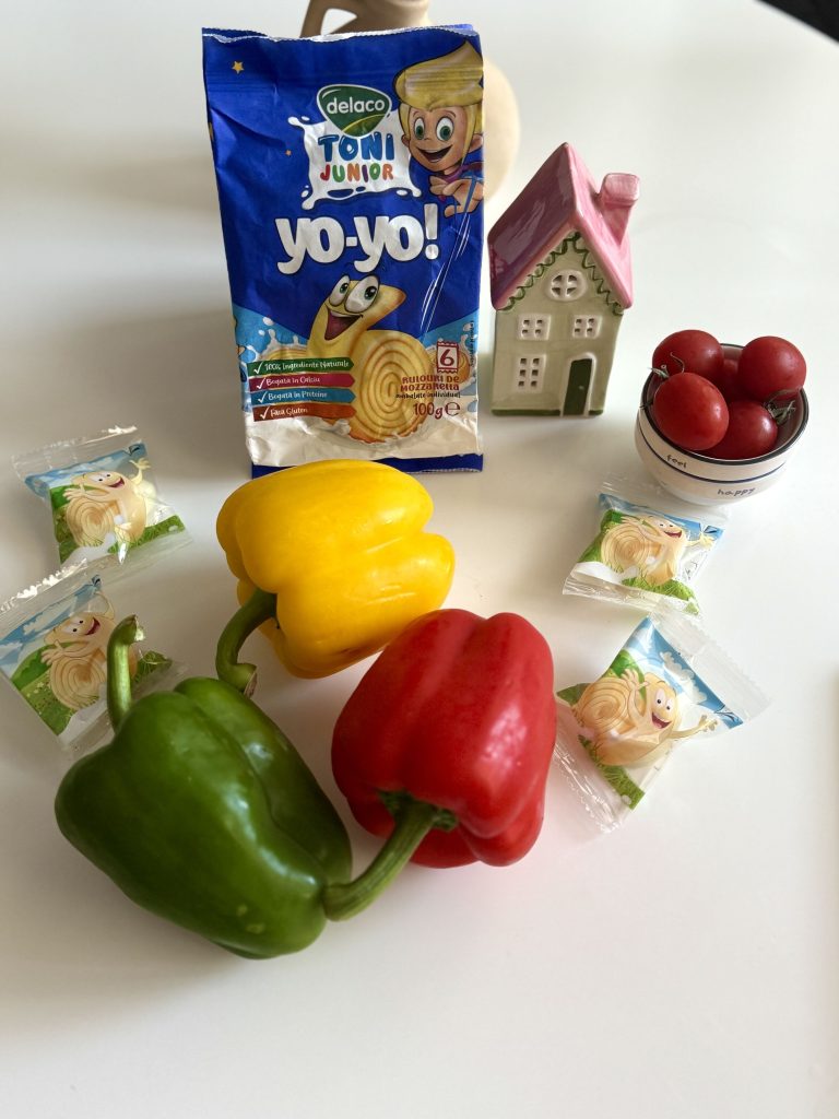 Gustare pentru copii în formă de trenuleț, realizată din ardei, legume proaspete și Mozzarella Yo-Yo Delaco Junior.