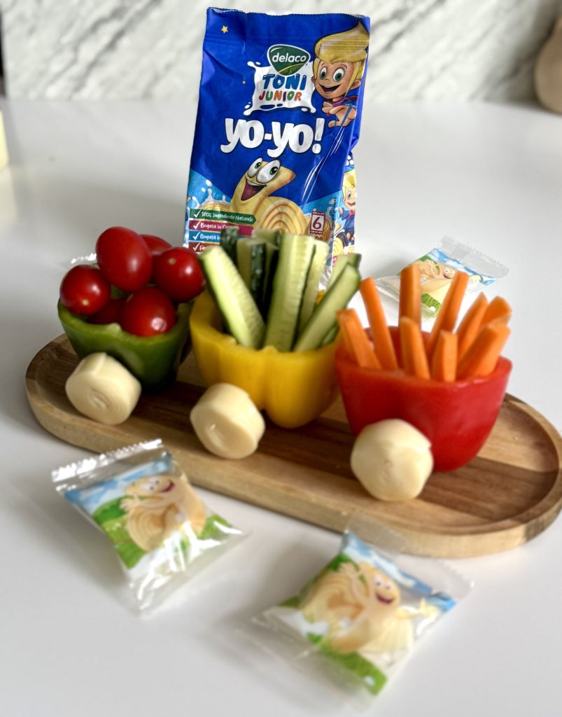 Gustare pentru copii în formă de trenuleț, realizată din ardei, legume proaspete și Mozzarella Yo-Yo Delaco Junior.