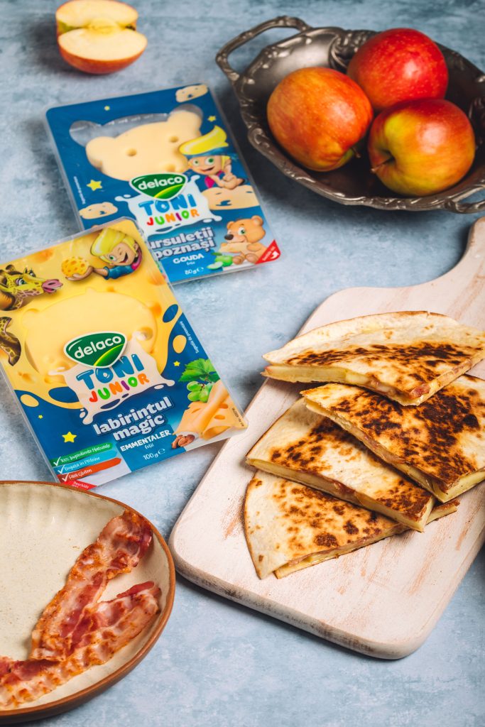 Quesadilla pentru copii cu Gouda, Emmentaler, măr și bacon