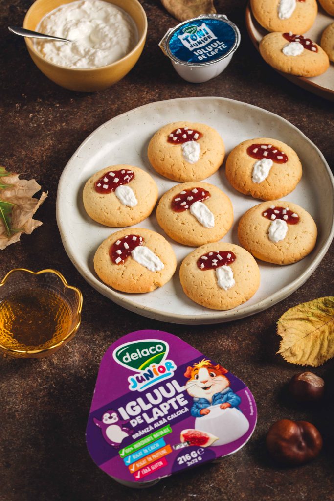 Biscuiți de casă în formă de ciupercuțe decorați cu gem și Brânzică Calcică Igluul de lapte Delaco Junior.